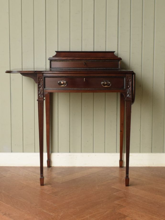 伸長式天板を片方開くと