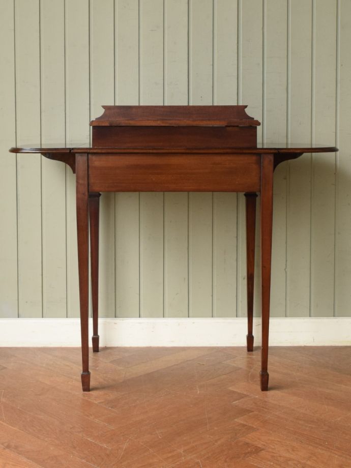 アンティークデスクの後ろ姿