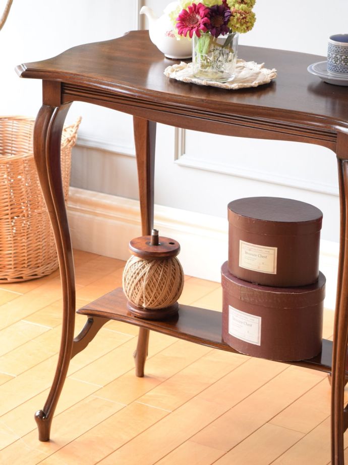 英国のアンティーク家具らしいデザイン