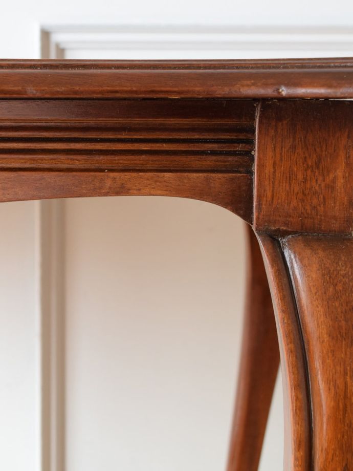 英国アンティーク家具らしい装飾