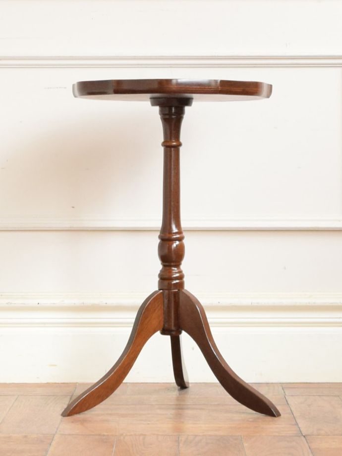 アンティークコーヒーテーブルの側面