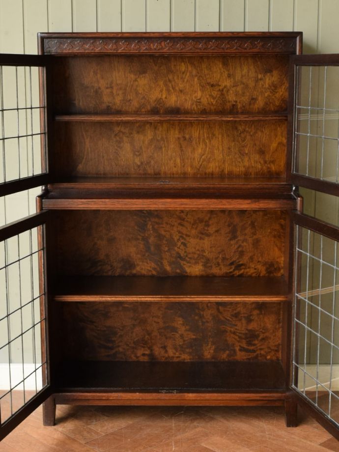 アンティーク本棚の扉の中