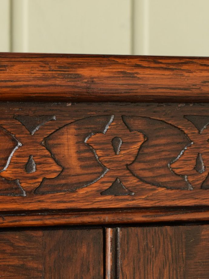 英国アンティーク家具らしい装飾