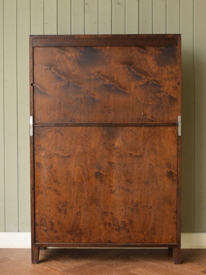 キャビネットの後ろ姿