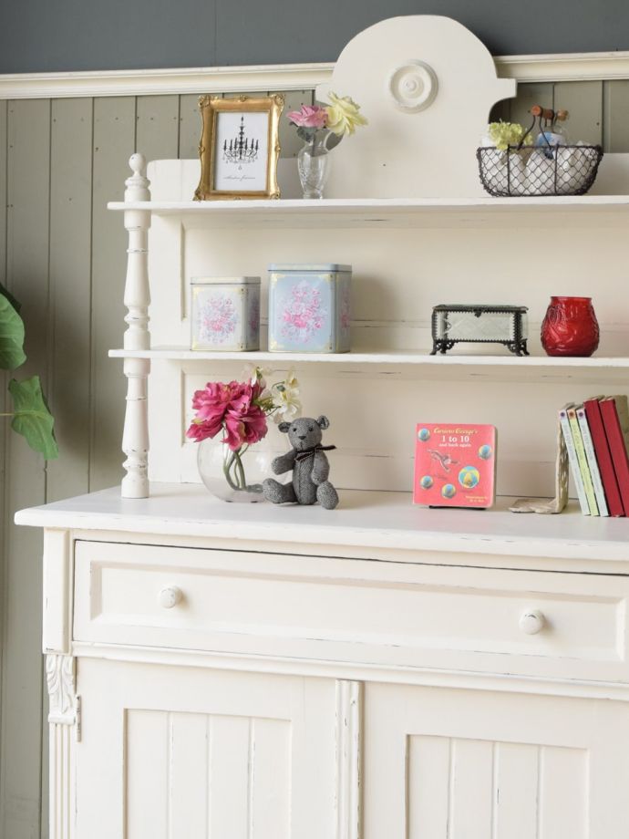 フランスらしいシェルフの装飾