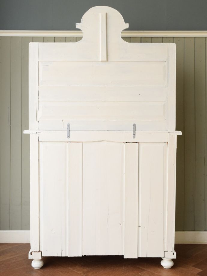 シェルフの後ろ姿