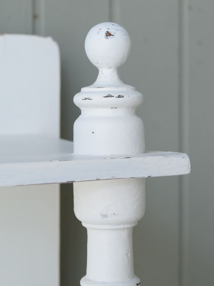 アンティーク風キャビネット　ホワイト木製シェルフ　フランスシャビー フランスから届いた白いアンティークキャビネット、シャビーシックな