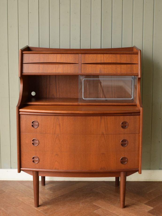 ビューローの扉の中