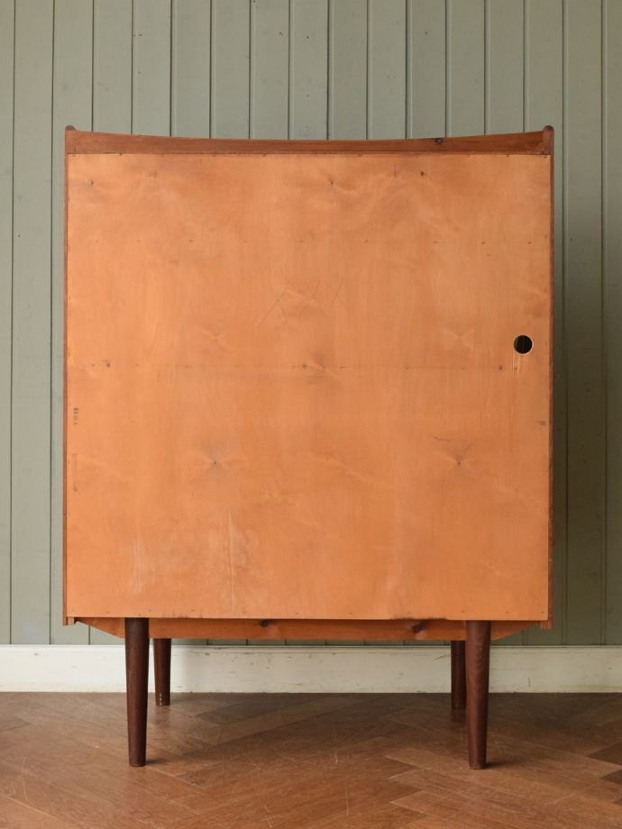 キャビネットの後ろ姿