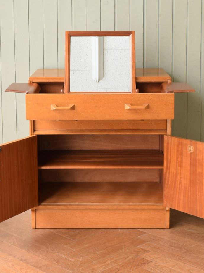 G-PLANサイドボードの扉の中