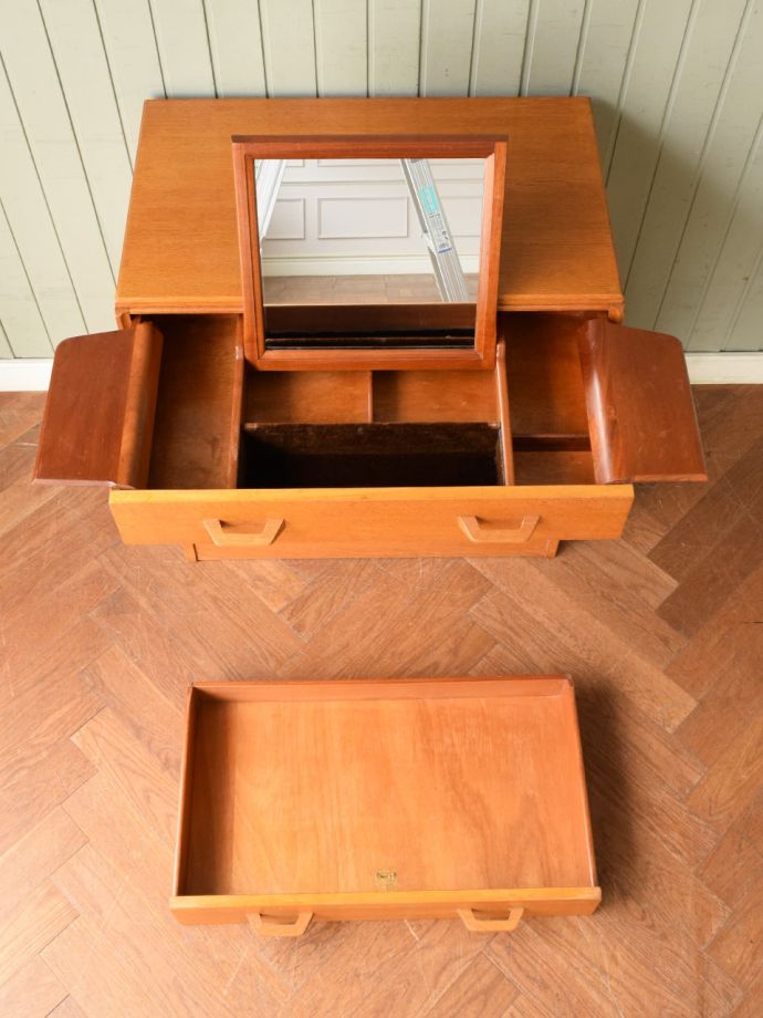 サイドボードの引き出し