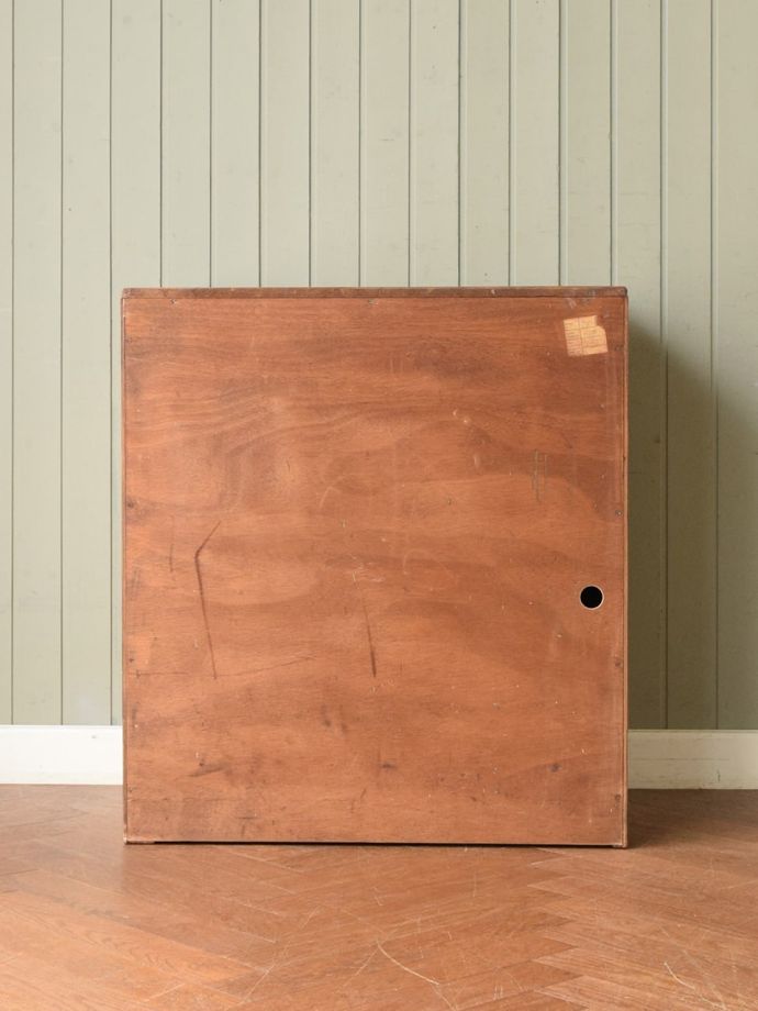 G-PLANのサイドボードの後ろ姿