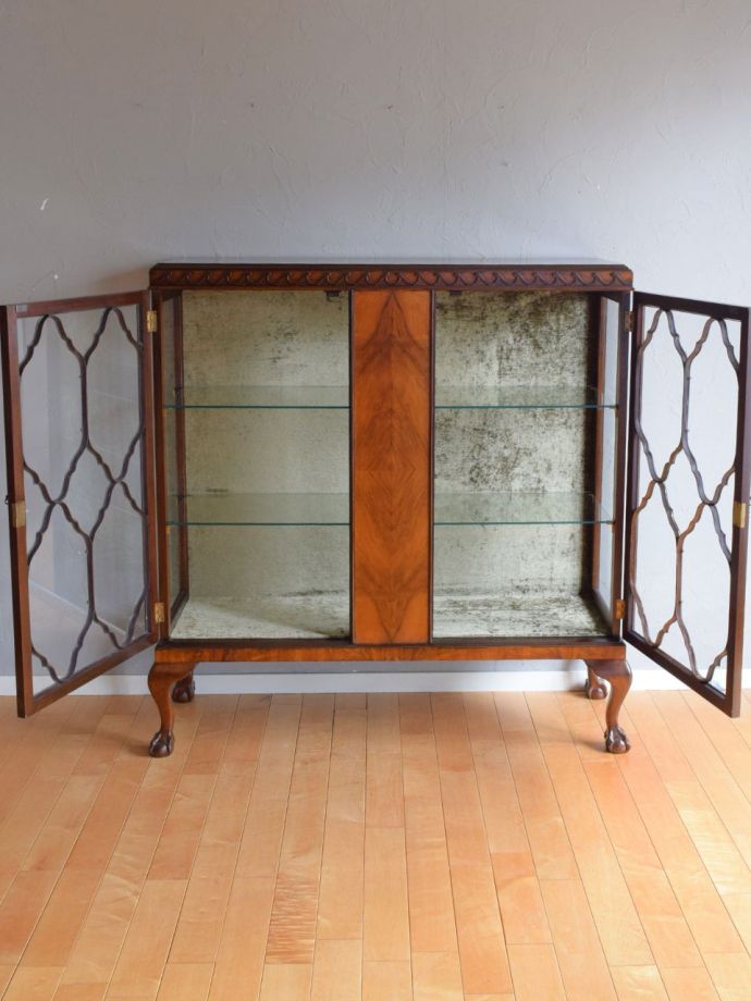 ガラスキャビネットの扉の中