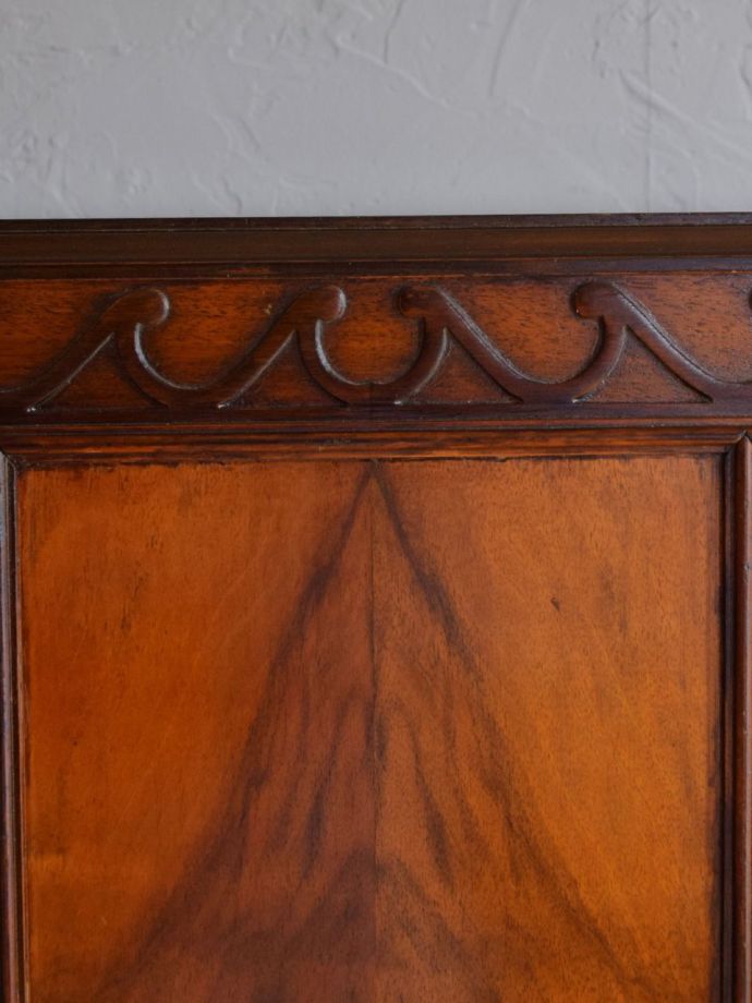 英国アンティーク家具らしい彫