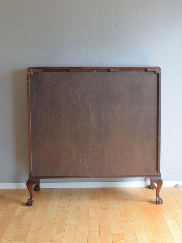 キャビネットの後ろ姿