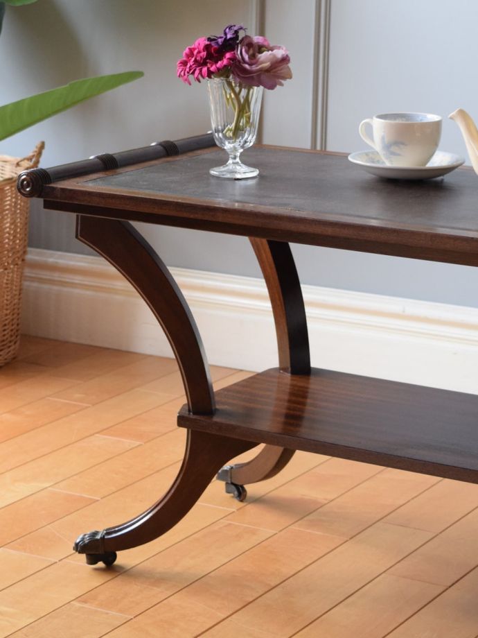 英国のアンティーク家具らしいデザイン