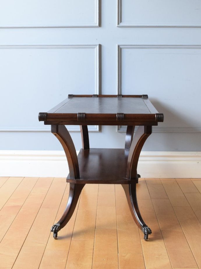 コーヒーテーブルの側面