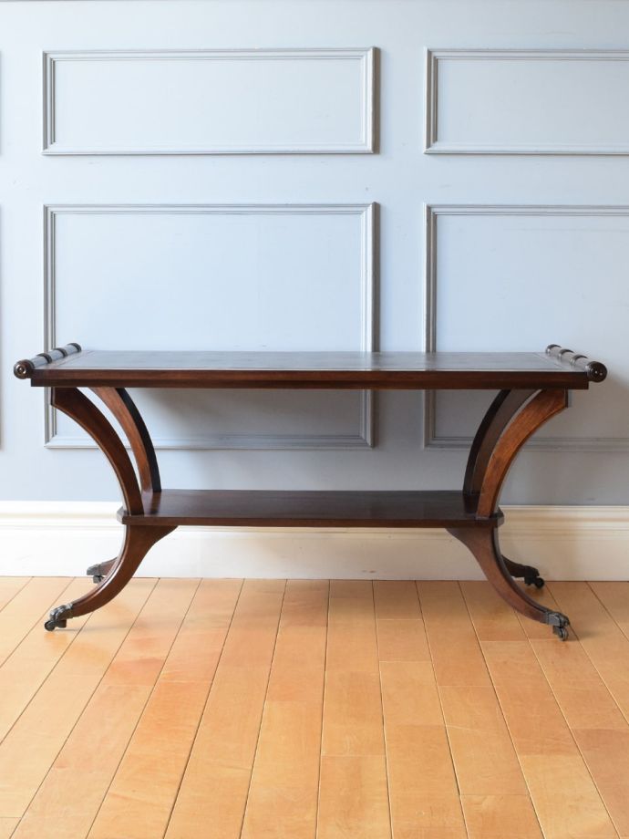 アンティークテーブルの横顔