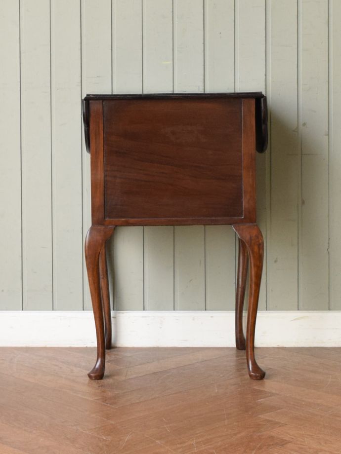 チェストの後ろ姿