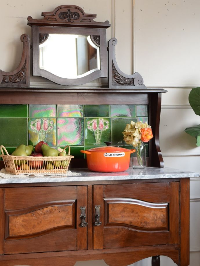 アンティーク家具でしか手に入らないキャビネット