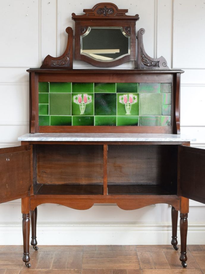 キャビネットの扉の中