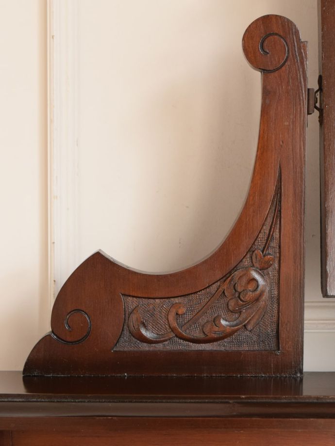 英国アンティーク家具らしい装飾