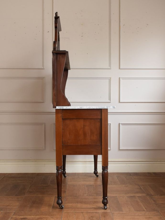 ウォッシュスタンドの側面