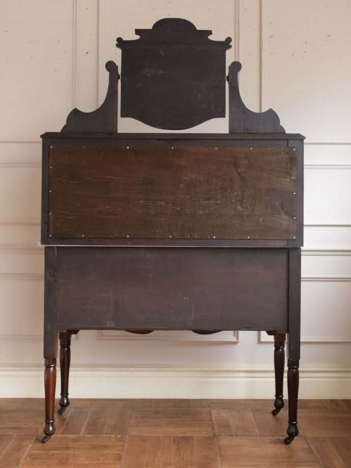 キャビネットの後ろ姿