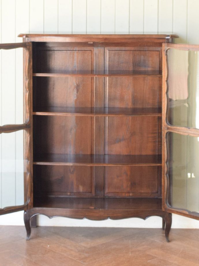 キャビネットの扉の中