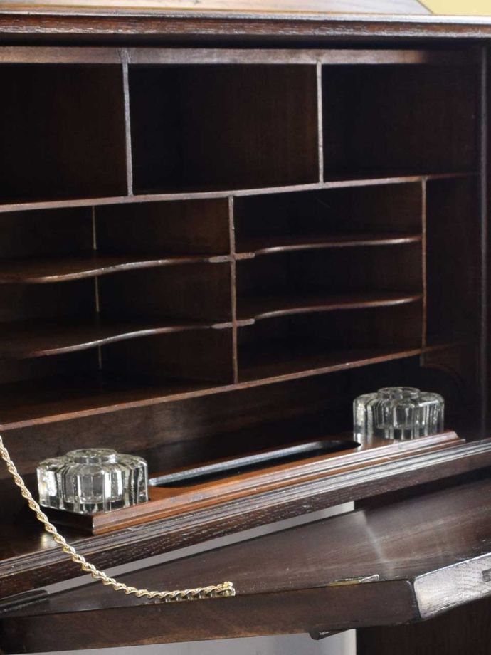 ガラス瓶の付いたビューロー