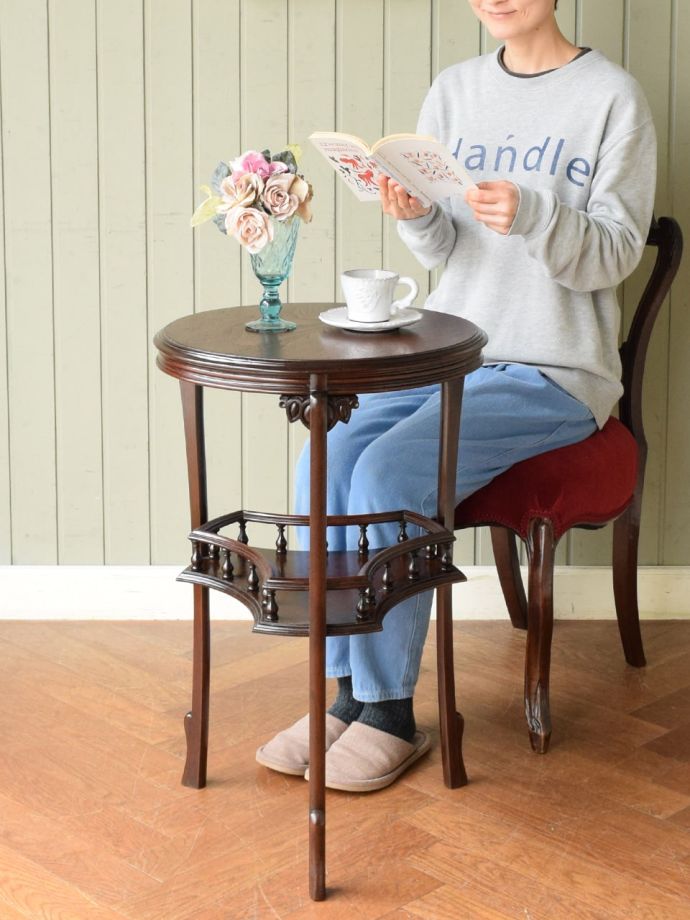 アンティークのオケージョナルテーブル