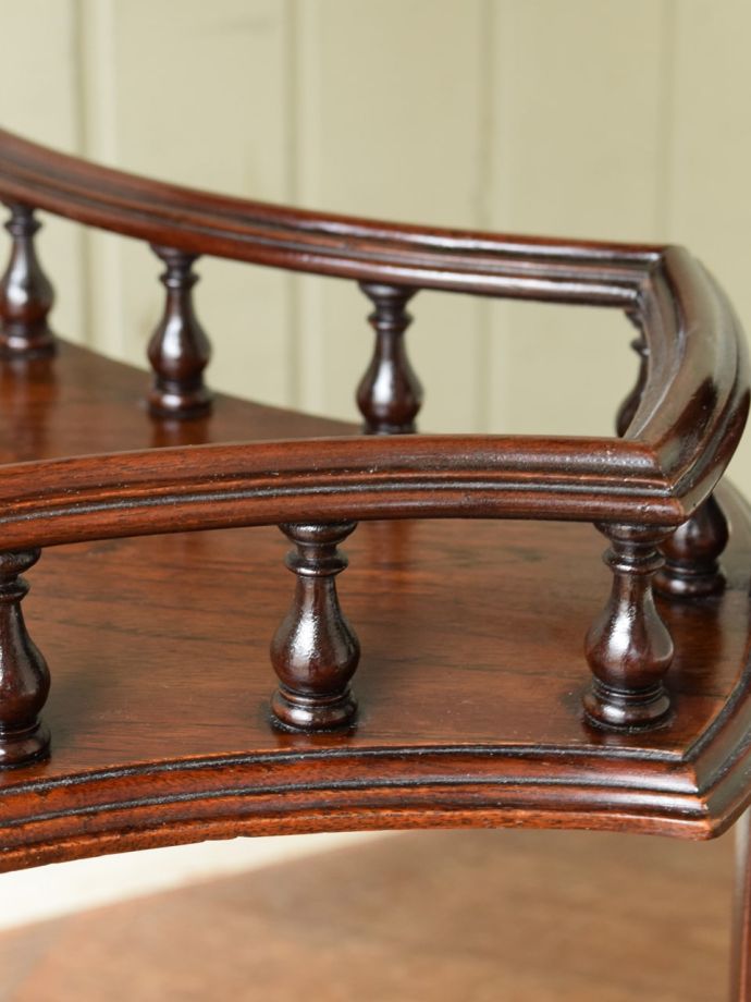 英国アンティーク家具らしい装飾