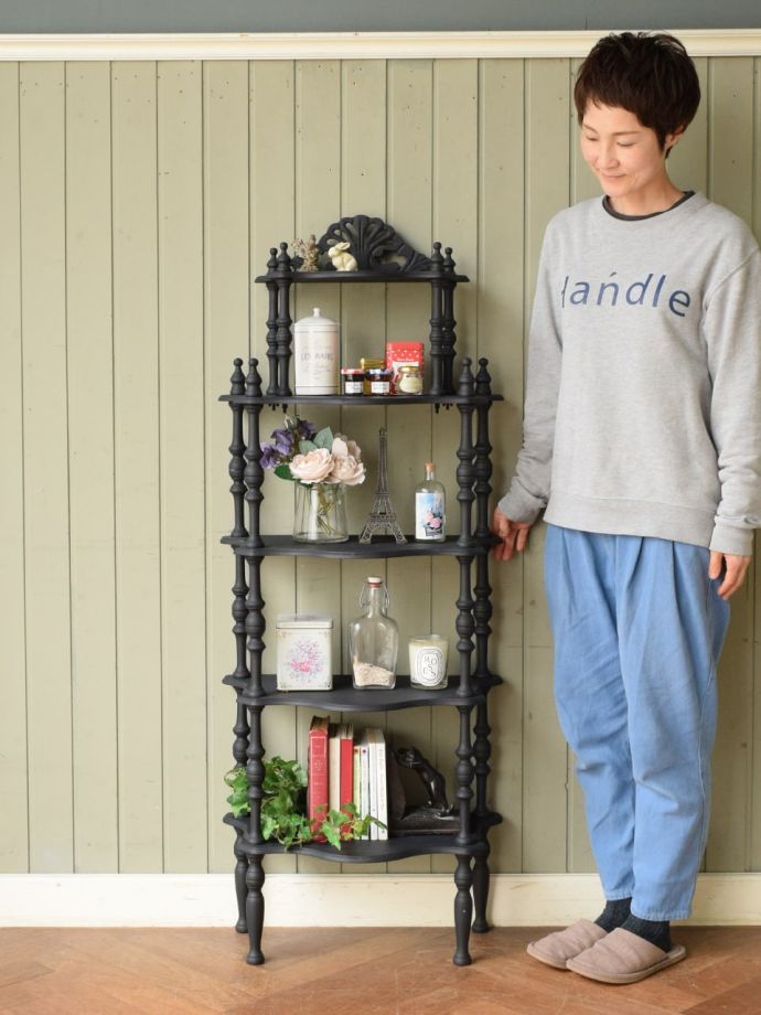 お部屋を華やかにしてくれるオープンシェルフ