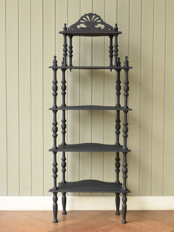 オープンシェルフの後ろ姿