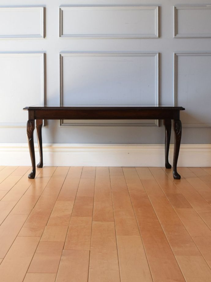 コーヒーテーブルの後ろ姿