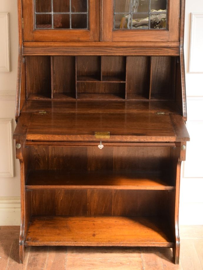 アンティークビューローの中