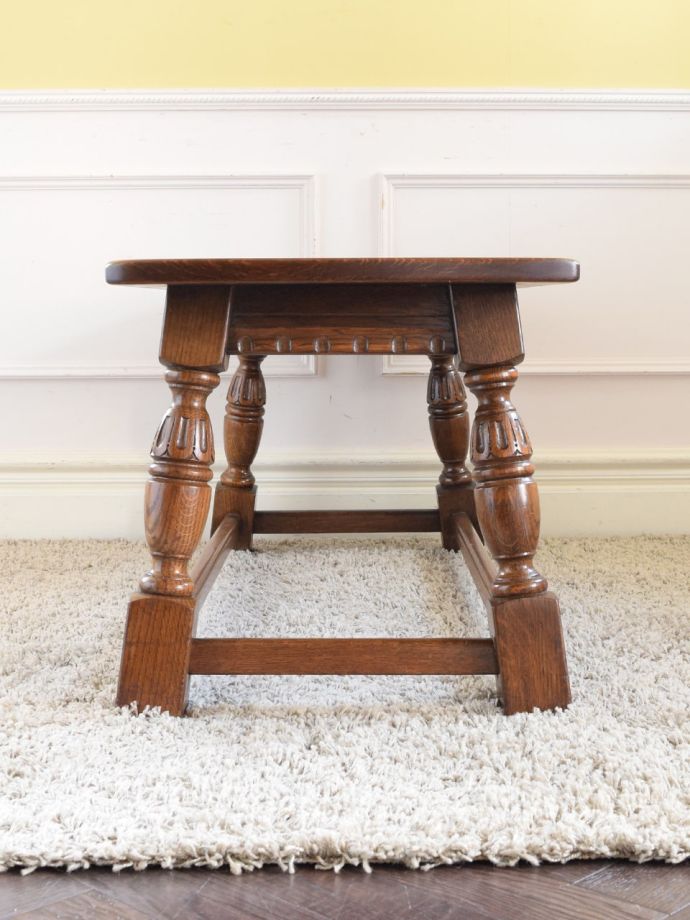 コーヒーテーブルの側面