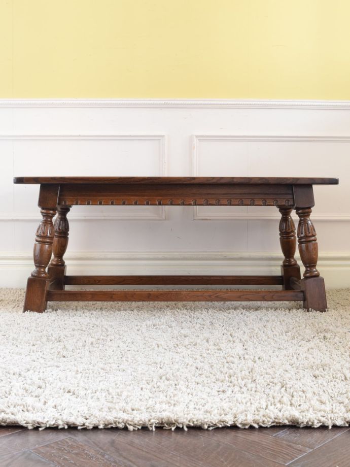 アンティークテーブルの横顔