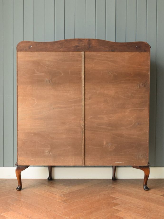 キャビネットの後ろ姿