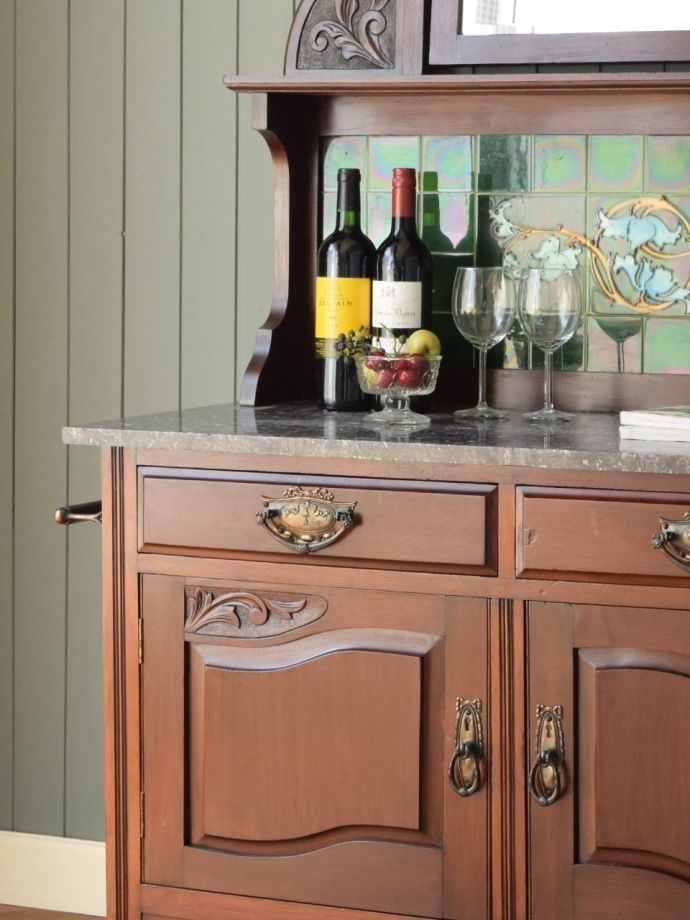 アンティーク家具でしか手に入らないキャビネット