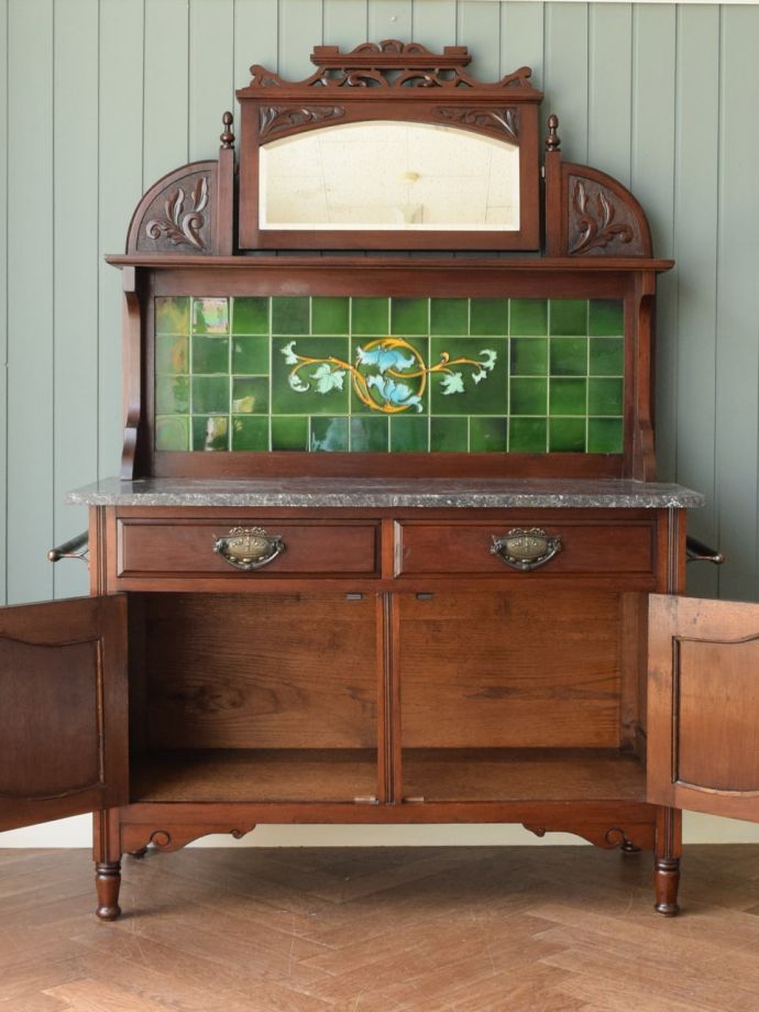 キャビネットの扉の中