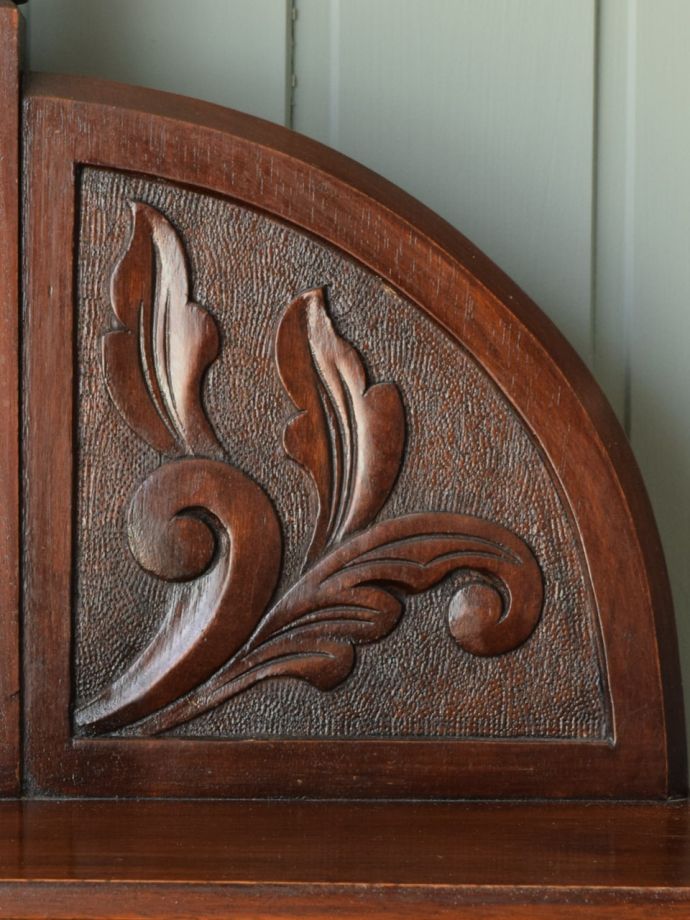 英国アンティーク家具らしい装飾