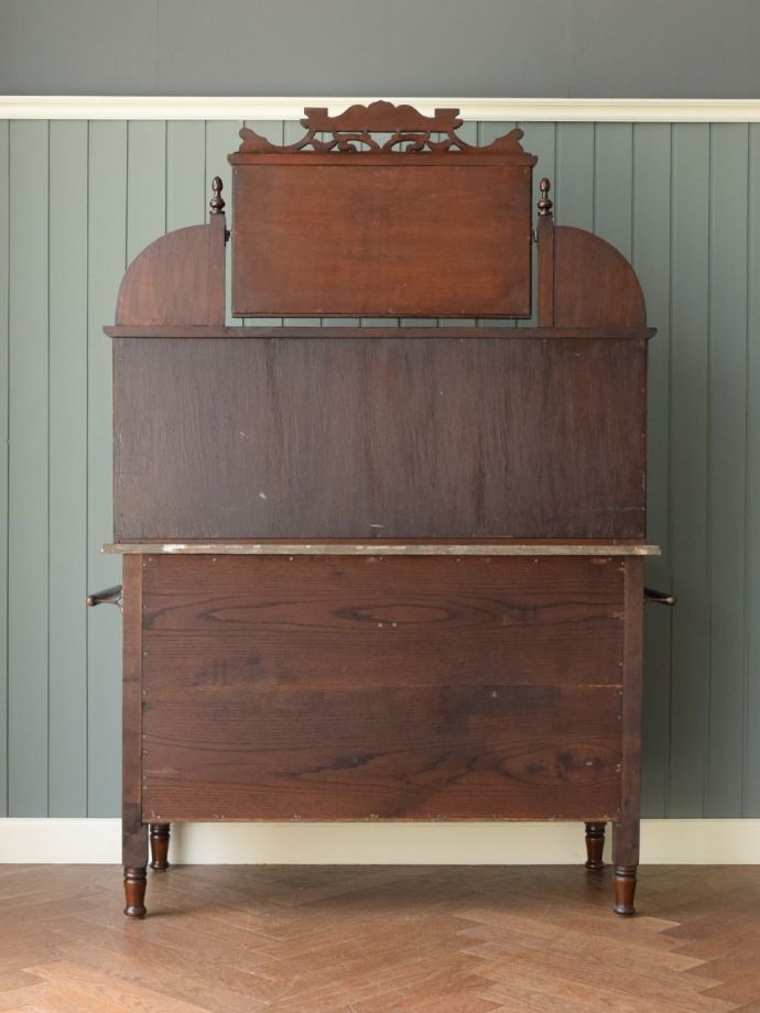 キャビネットの後ろ姿