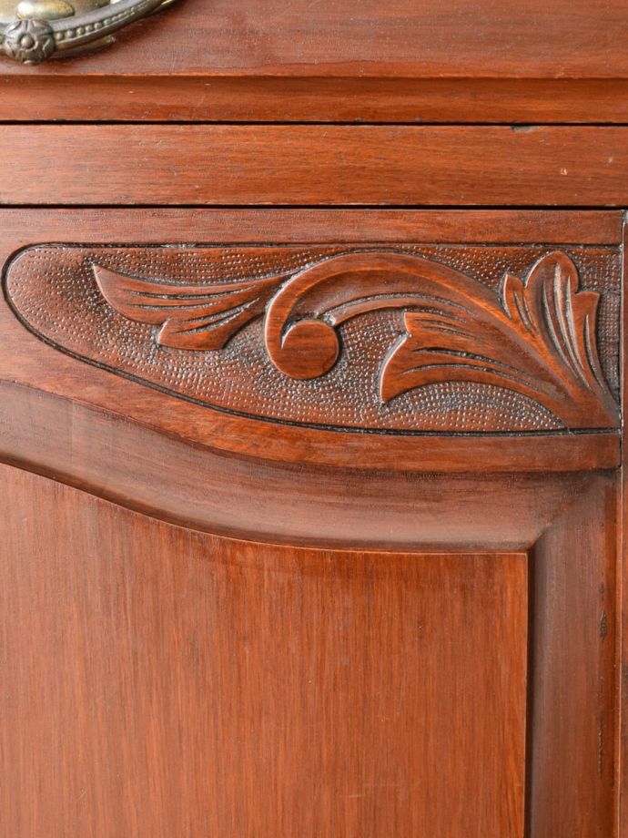 英国アンティーク家具らしい装飾