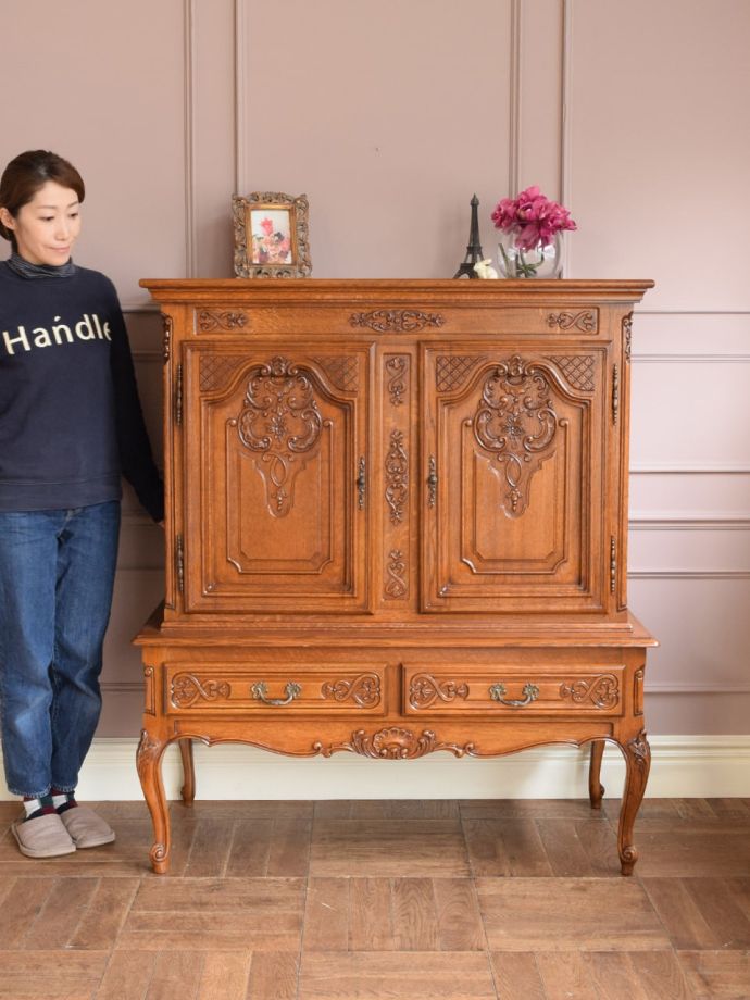 フランスの優雅なサイドボード