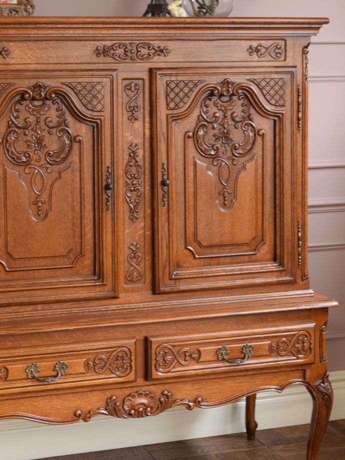 フランスのアンティークらしい美しい彫