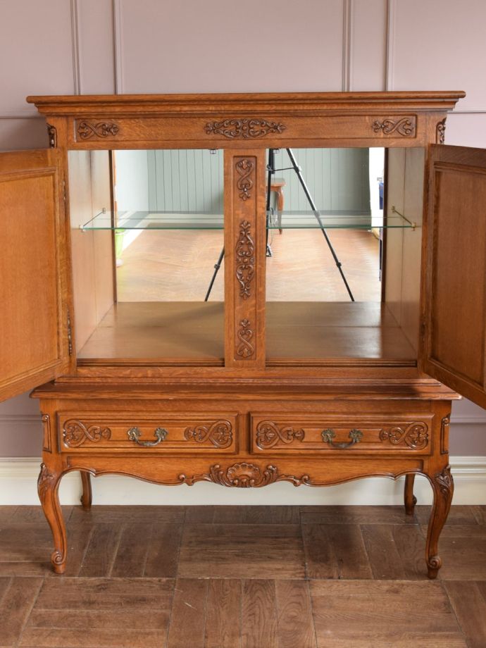 アンティークのサイドボードの扉の中