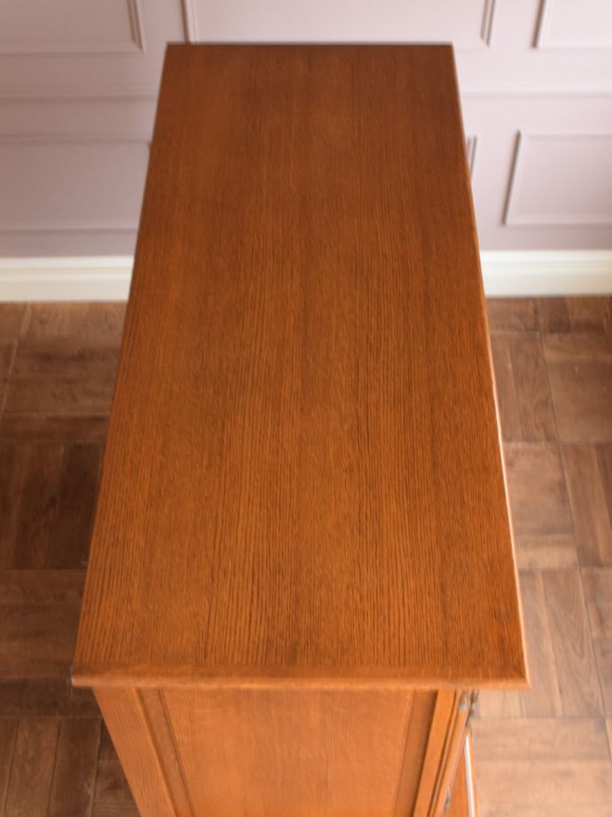 アンティークのサイドボードの天板