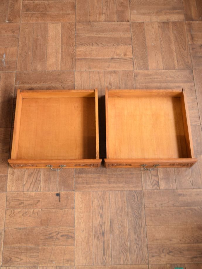 サイドボードの引き出しの中