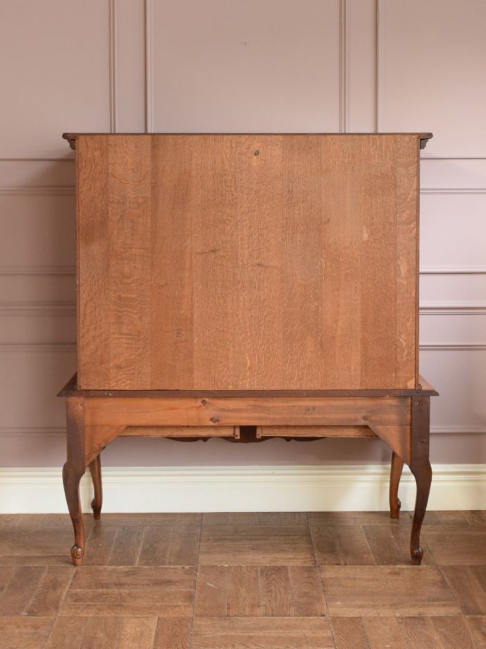 サイドボードの後ろ姿